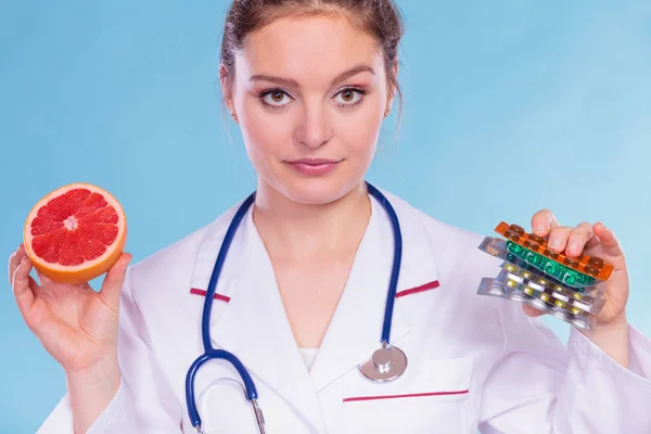 Kvinna med kost viktminskning piller och grapefrukt. — Stockfoto