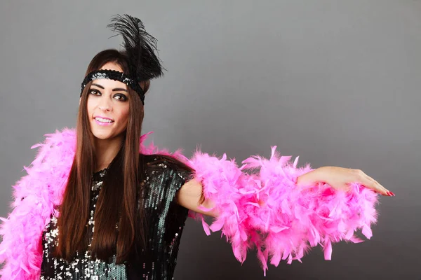 Pluma rosa niña y pluma negra en la cabeza. Carnaval. . — Foto de Stock