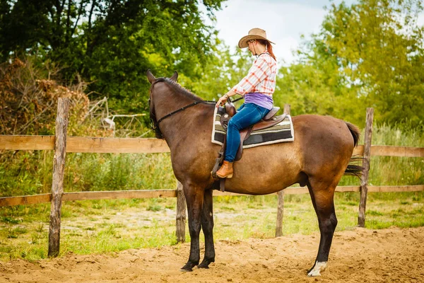 Cowgirl, robi koń jazda na wsi łąka — Zdjęcie stockowe