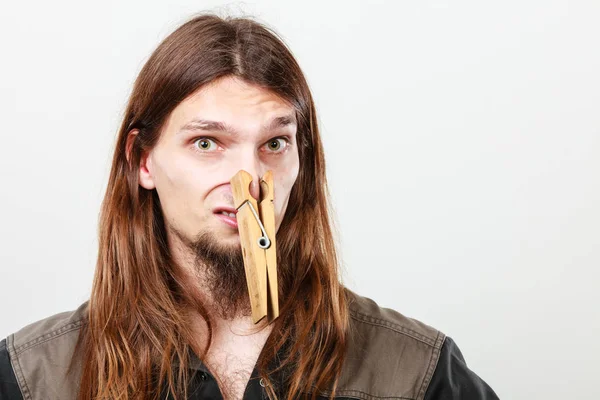 Homem com nariz entupido por clothespin — Fotografia de Stock