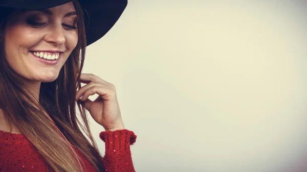 Lachende mooi meisje met bruin haar en zwarte hoed. — Stockfoto