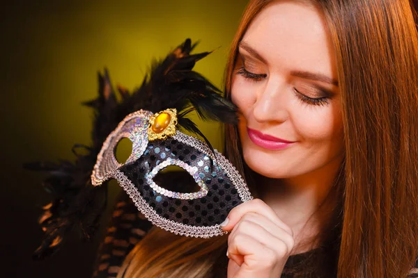 Sensuell kvinna håller carnival mask. — Stockfoto