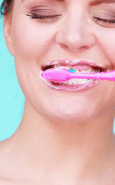 Femme brossant les dents de nettoyage — Photo