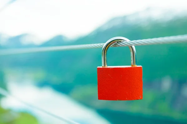 Rode hangslot en Geirangerfjord vanuit Flydasjuvet oogpunt Noorwegen — Stockfoto