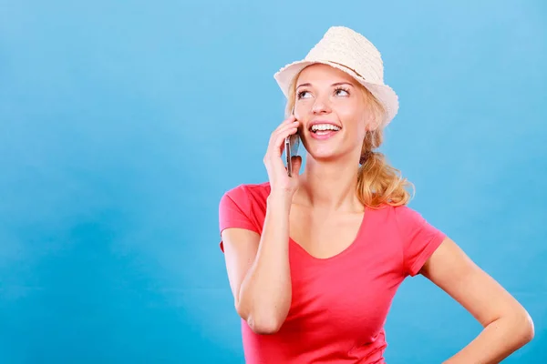 Happy tourist blonde woman talking through phone — Stock Photo, Image