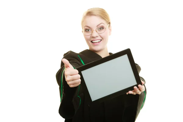 Mulher advogado detém tablet espaço cópia em branco. — Fotografia de Stock