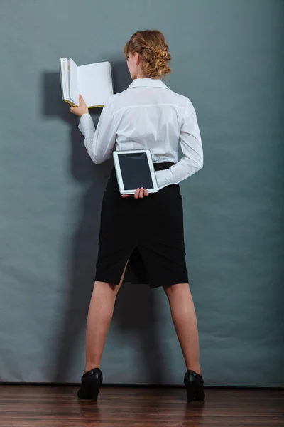 Kobieta posiadająca tradycyjną książkę i czytnik książek elektronicznych — Zdjęcie stockowe