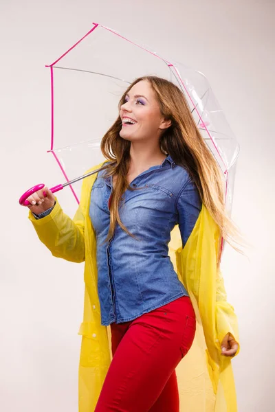 傘の下の防水コートを着ている女性 — ストック写真