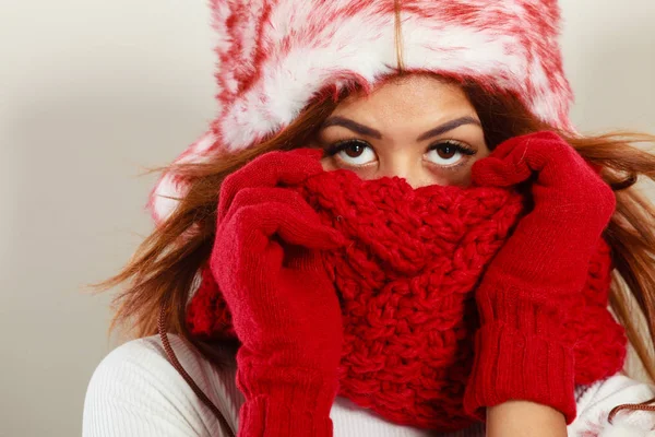 Vrouw met rode winter kleding. — Stockfoto