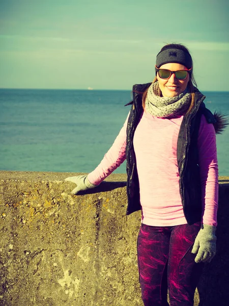 Woman resting after doing sports outdoors on cold day — Stock Photo, Image