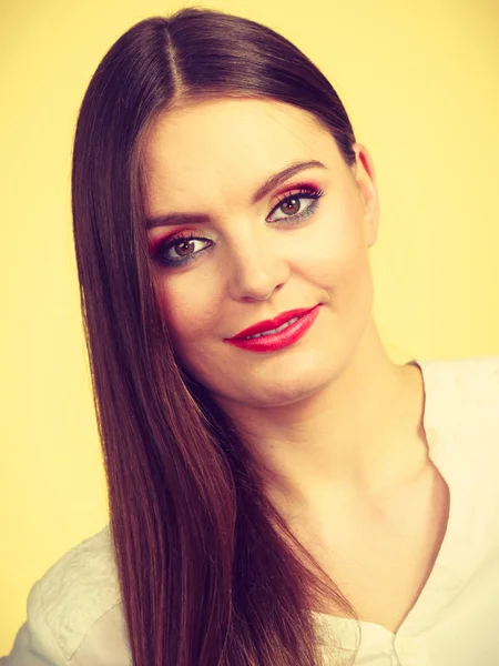 Lächelnde attraktive Frau mit vollem Make-up — Stockfoto