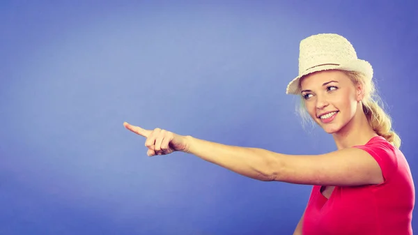 Blonde vrouw wijzend op iets — Stockfoto