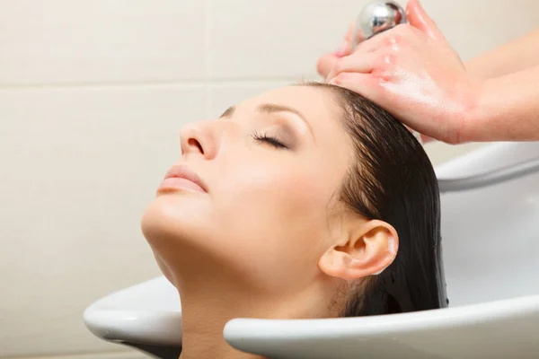 Peluquería lavando su cabello de cliente mujer —  Fotos de Stock