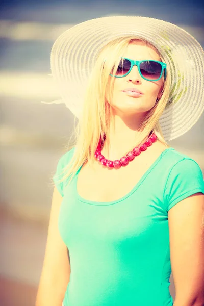 Pretty woman wearing nice clothing. — Stock Photo, Image