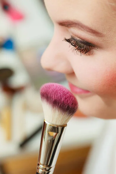 Nahaufnahme Frau Make-up, erröten — Stockfoto