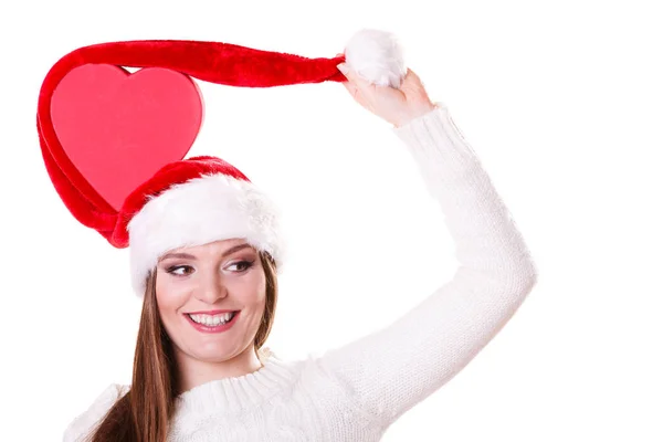 Menina feliz em santa chapéu caixa em forma de coração — Fotografia de Stock