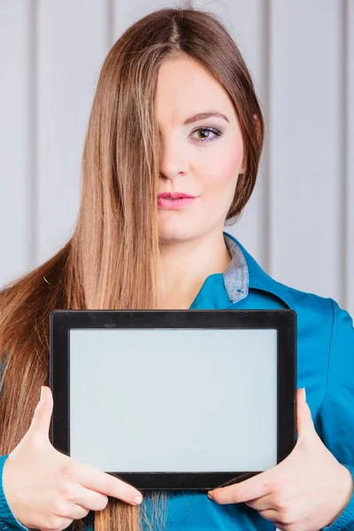 Femme dans le bureau présent ordinateur portable tablette . — Photo