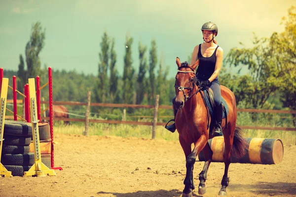 Dżokej girl robi koń jazda na wsi łąka — Zdjęcie stockowe