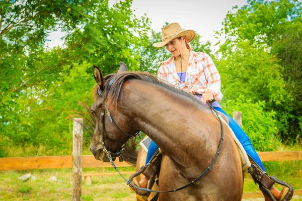 Cowgirl, robi koń jazda na wsi łąka — Zdjęcie stockowe