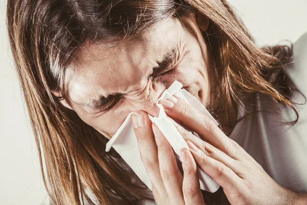 Man met hygiënische weefsel — Stockfoto