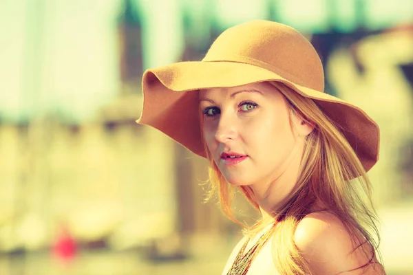 Portrait of fashionable woman wearing big sun hat — Stock Photo, Image