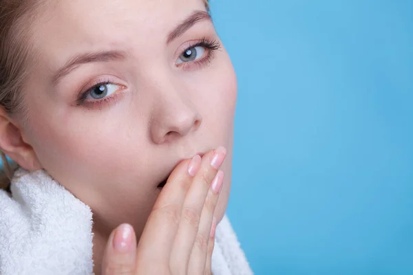 Annoiato donna assonnata sbadigliando mentre tenendo asciugamano — Foto Stock