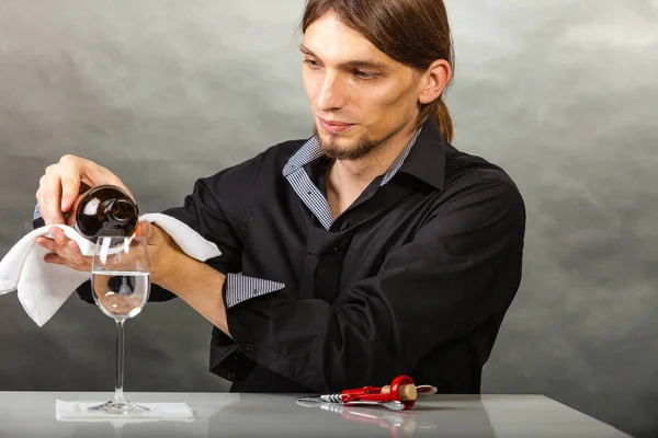 Wine steward fills glass. — Stock Photo, Image