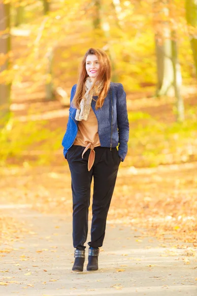 Chica modesta en el parque — Foto de Stock