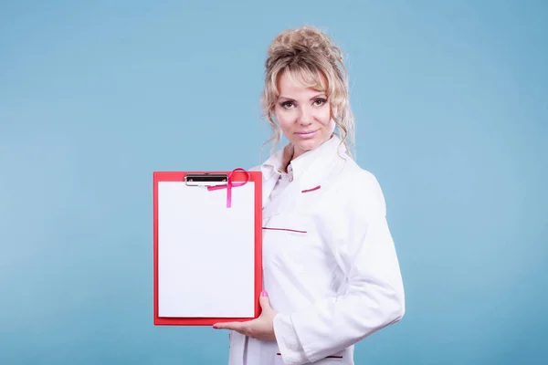 女医生用文件夹和粉红丝带 — 图库照片