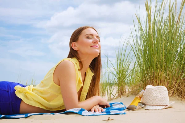 Vrouw rusten op strand. — Stockfoto