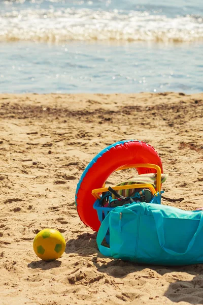 Juguetes de verano tumbados en arena . —  Fotos de Stock