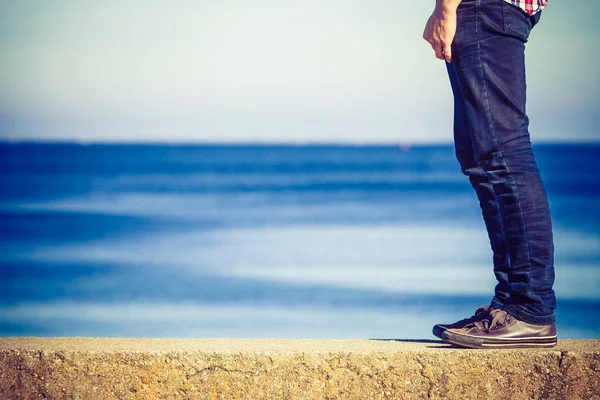 男性的腿走路放松海边 — 图库照片
