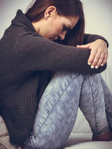 Mutsuz ve üzgün bir kadın — Stok fotoğraf