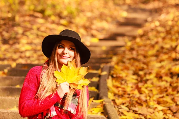 Mujer relajante en otoño otoño parque — Foto de Stock