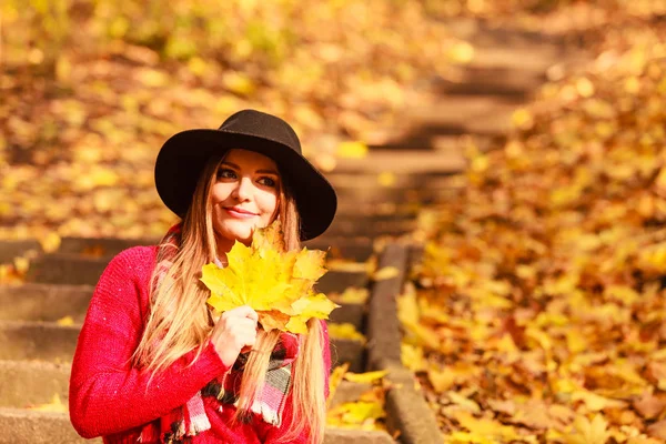 Žena pohodové podzimní pádu Park — Stock fotografie