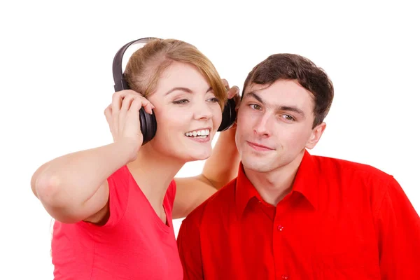 Couple deux amis avec écouteurs écoutant de la musique — Photo