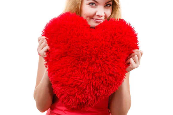 Ξανθιά κοπέλα γυναίκα που κρατά κόκκινη καρδιά αγάπη σύμβολο — Φωτογραφία Αρχείου