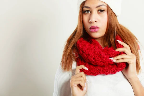 Mujer con ropa roja de invierno . —  Fotos de Stock