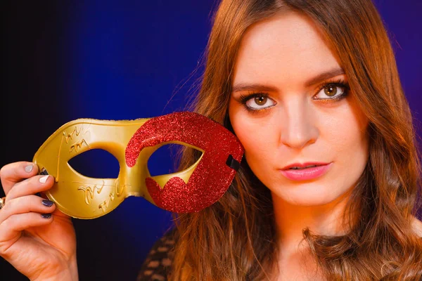 Close-up vrouw gezicht met carnaval masker op donker — Stockfoto