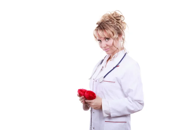 Kvinnliga kardiolog med rött hjärta. — Stockfoto