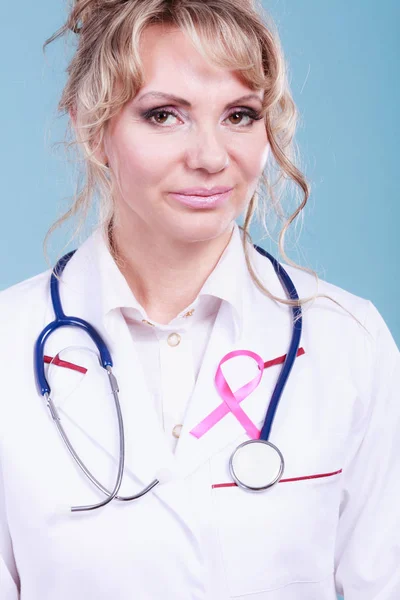 Läkare med rosa cancer band — Stockfoto