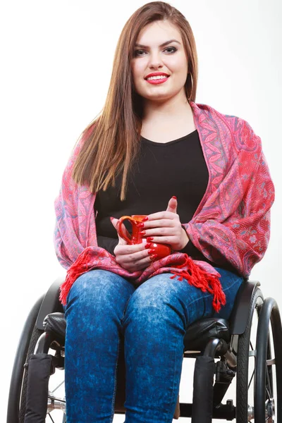 Señora lisiada alegre en silla de ruedas . — Foto de Stock