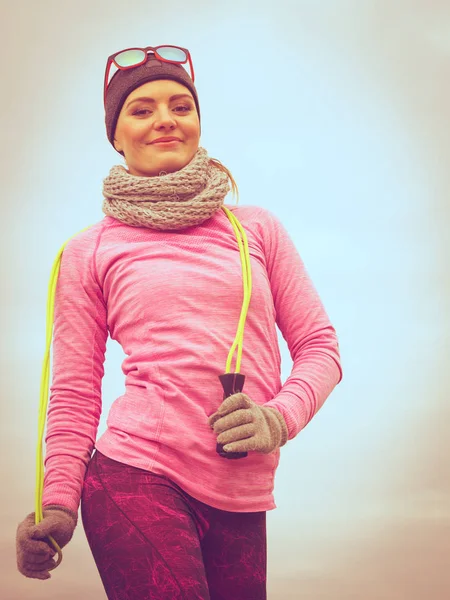 女性の寒い日に屋外での縄跳びトレーニング — ストック写真