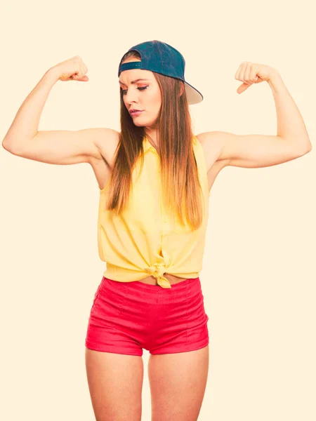 Casual stijl vrouw pronken spieren biceps — Stockfoto