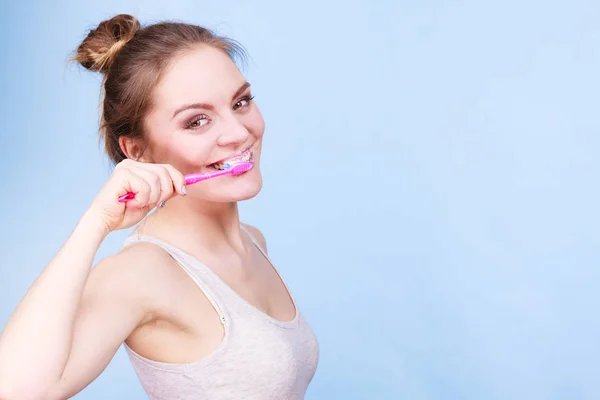 女性クリーニング歯を磨く — ストック写真