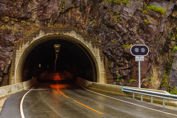 Tunnel sur la route de montagne norvégienne — Photo