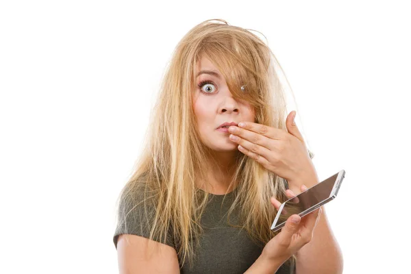 Gekke jonge vrouw aan de telefoon — Stockfoto