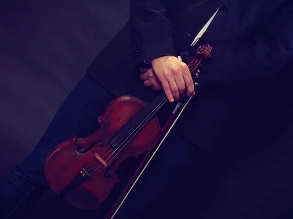 Man man dressed elegantly holding violin — Stock Photo, Image