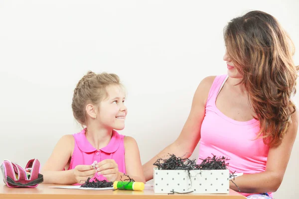 Kleines Mädchen arbeiten mit Mama — Stockfoto