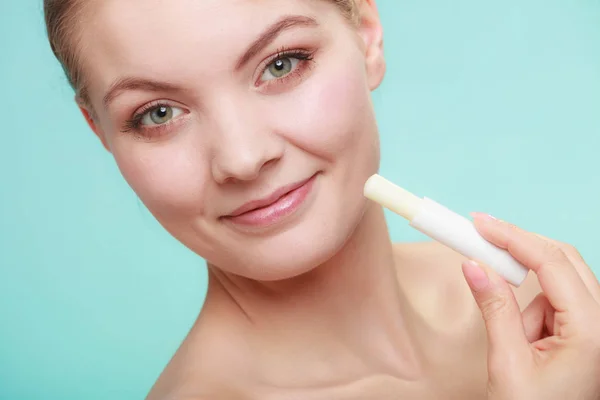 Mujer aplicando bálsamo para los labios — Foto de Stock